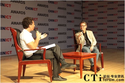 RIM 公司開發(fā)者關(guān)系和生態(tài)系統(tǒng)開發(fā)副總裁Alec Saunders(右)與 CHINICT創(chuàng)始人及大會(huì)主持人Franck Nazikian(左)在臺(tái)上對(duì)談移動(dòng)操作平臺(tái)的發(fā)展趨勢